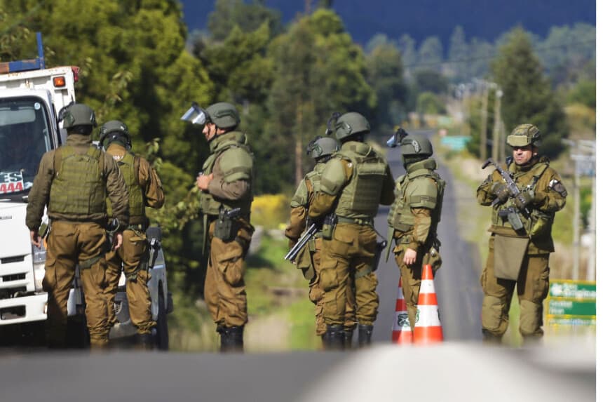 Miembros de la policía chilena, en una zona mapuche en Cañete, región del Biobío, Chile, el 27 de abril de 2024. (GUILLERMO SALGADO/AFP a través de Getty Images)