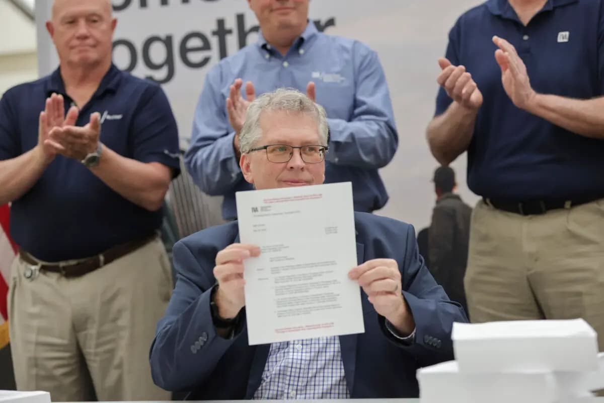 El vicepresidente del nuevo programa nuclear de la Tennessee Valley Authority, Scott Hunnewell, firma la solicitud de permiso de construcción para construir un reactor modular pequeño GE Vernova Hitachi BWRX-300 en Clinch River, Tennessee, el 19 de mayo de 2025, el primero en obtener la licencia y entrar en funcionamiento en Estados Unidos. (Tennessee Valley Authority a través de AP)