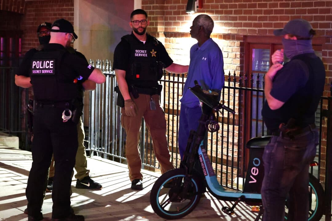 Oficiales federales detienen a un hombre en Washington el 14 de agosto de 2025. (Alex Wong/Getty Images).