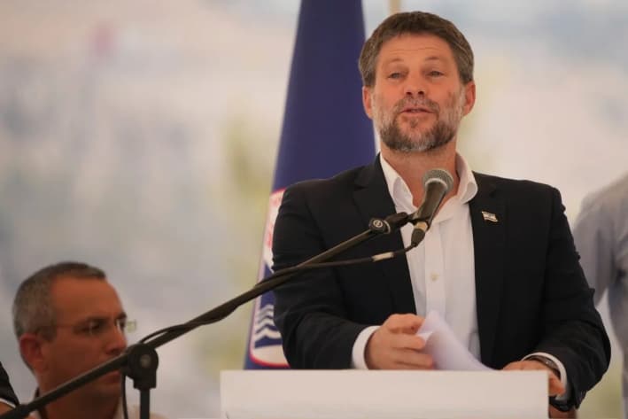 El ministro de Finanzas israelí, Bezalel Smotrich, habla con los periodistas durante una rueda de prensa sobre la construcción de nuevos asentamientos cerca de Maale Adumim, en Cisjordania, el 14 de agosto de 2025. (Ohad Zwigenberg/AP)