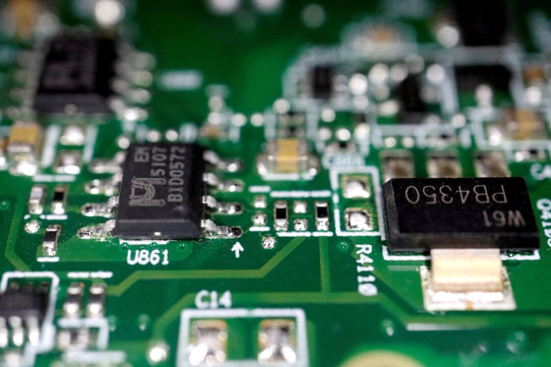 Chips semiconductores en una placa de circuito impreso, en esta ilustración tomada el 17 de febrero de 2023. (Florence Lo/Reuters).
