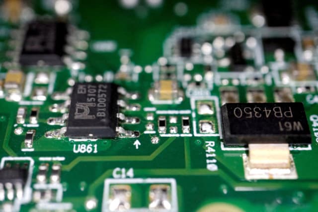Chips semiconductores en una placa de circuito impreso, en esta ilustración tomada el 17 de febrero de 2023. (Florence Lo/Reuters).