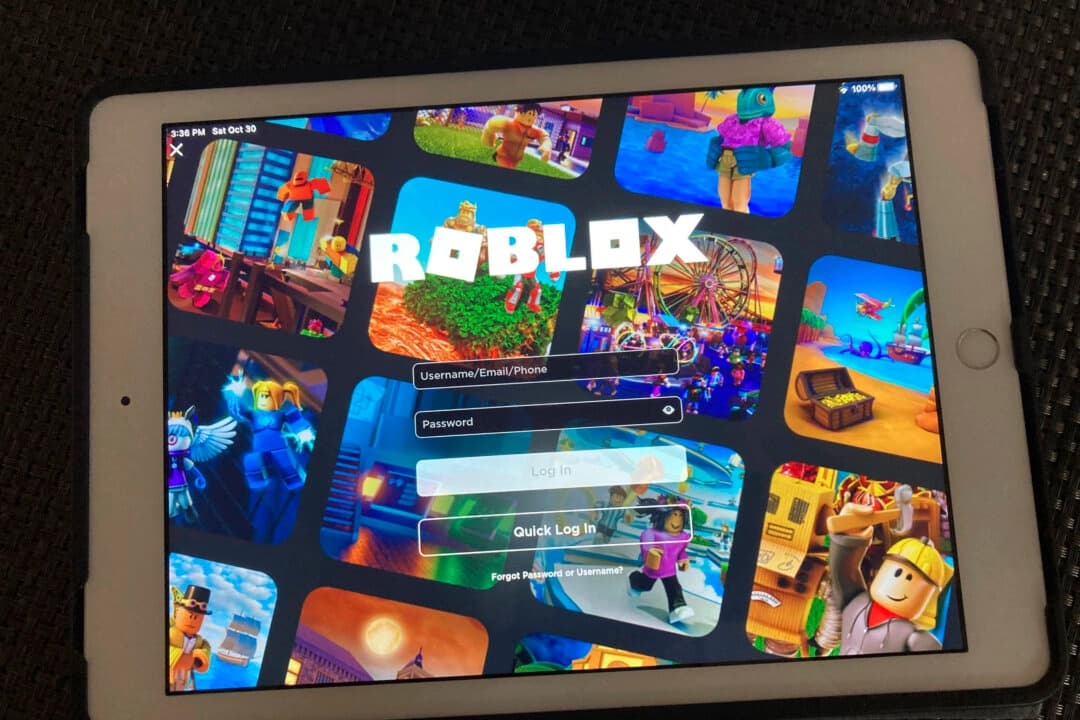 La plataforma de videojuegos Roblox se muestra en una tableta en Nueva York el 30 de octubre de 2021. (Leon Keith/AP Photo).