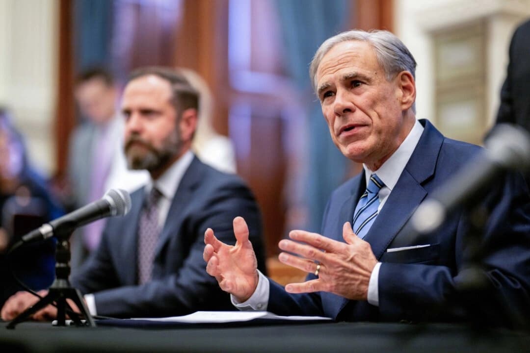 El gobernador de Texas, Greg Abbott, habla durante la firma de un proyecto de ley en el Capitolio estatal en Austin, Texas, el 23 de abril de 2025. (Foto de Brandon Bell/Getty Images)
