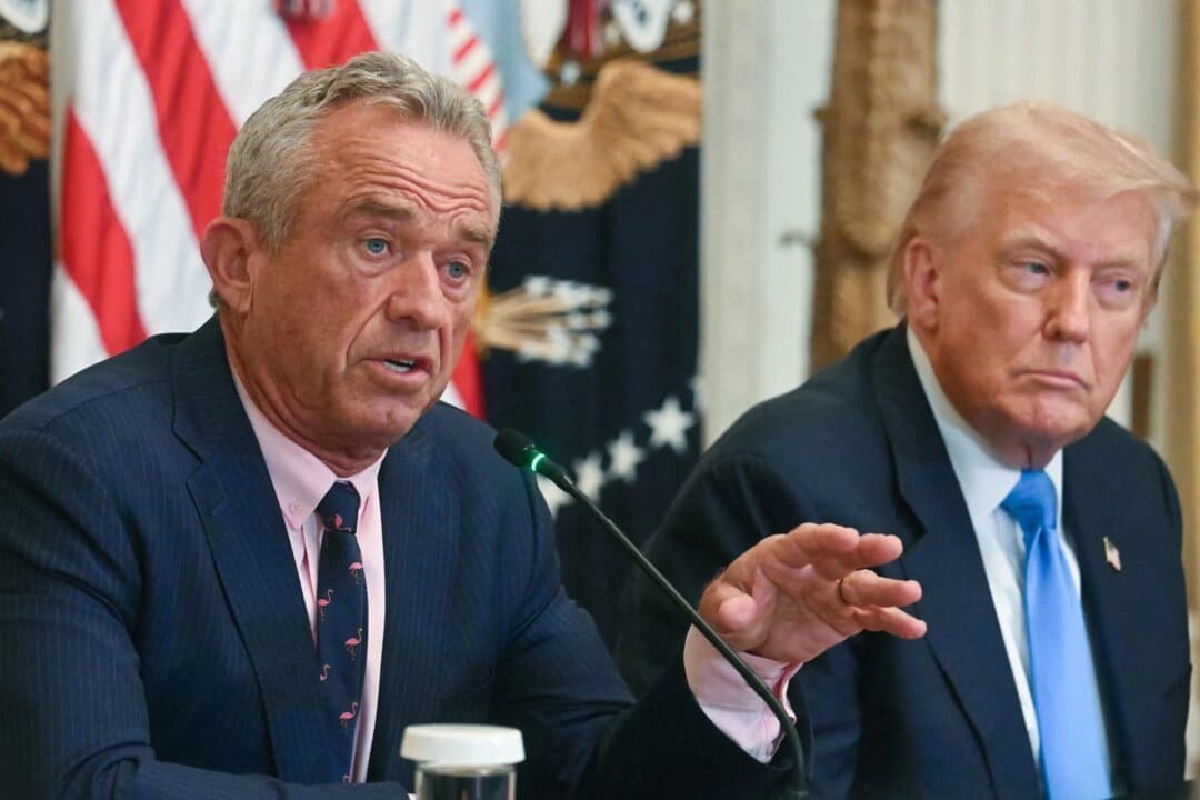 El secretario de Salud, Robert F. Kennedy Jr. (izquierda), y el presidente Donald Trump en Washington, el 30 de julio de 2025. (Jim Watson/AFP a través de Getty Images).