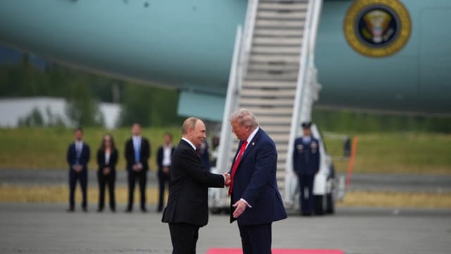 El presidente Donald Trump (der.) saluda al presidente ruso Vladimir Putin a su llegada a la Base Conjunta Elmendorf-Richardson en Anchorage, Alaska, el 15 de agosto de 2025. (Andrew Harnik/Getty Images)
