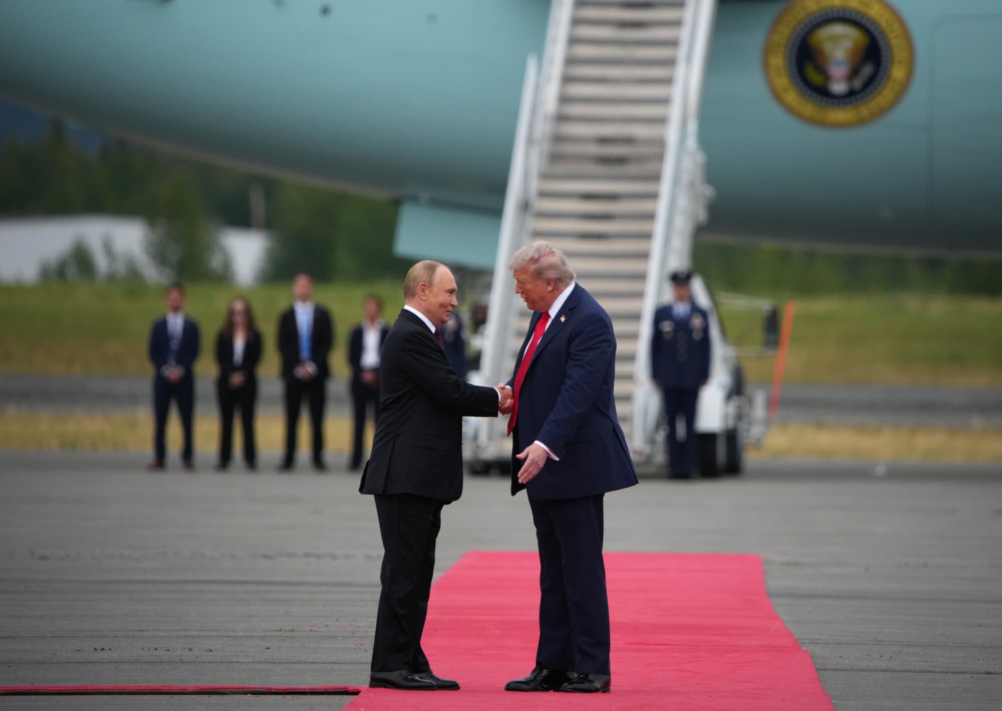 El presidente Donald Trump (der.) saluda al presidente ruso Vladimir Putin a su llegada a la Base Conjunta Elmendorf-Richardson en Anchorage, Alaska, el 15 de agosto de 2025. (Andrew Harnik/Getty Images)
