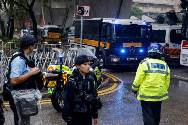 Un furgón penitenciario que se cree transporta a Jimmy Lai llega al edificio de los Tribunales de Magistrados de West Kowloon, donde el fundador del ya desaparecido periódico prodemocrático Apple Daily está listo para subir al estrado por primera vez en su juicio por conspiración contra la seguridad nacional, en Hong Kong, el 20 de noviembre de 2024. (Tyrone Siu/Reuters)