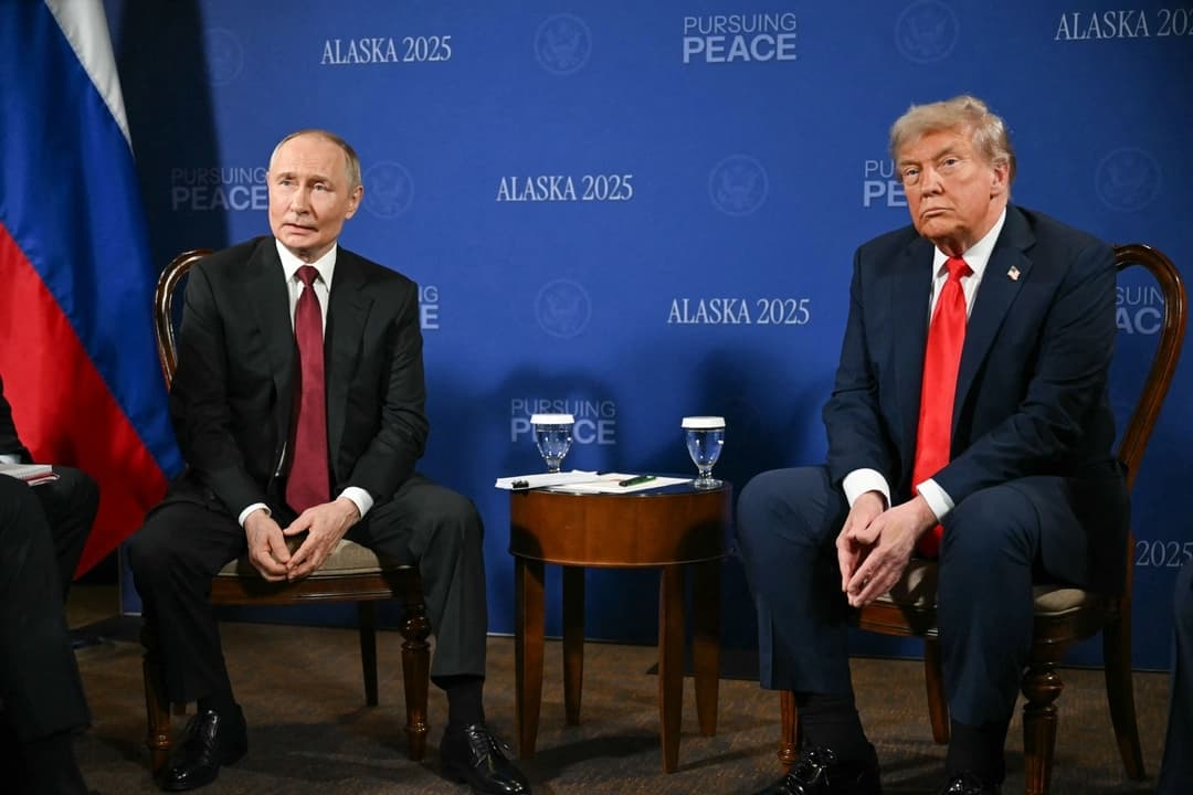 El presidente Donald Trump y el presidente ruso Vladimir Putin se reúnen durante una cumbre entre Estados Unidos y Rusia sobre Ucrania en la Base Conjunta Elmendorf-Richardson en Anchorage, Alaska, el 15 de agosto de 2025. (Andrew Caballero-Reynolds/AFP a través de Getty Images)
