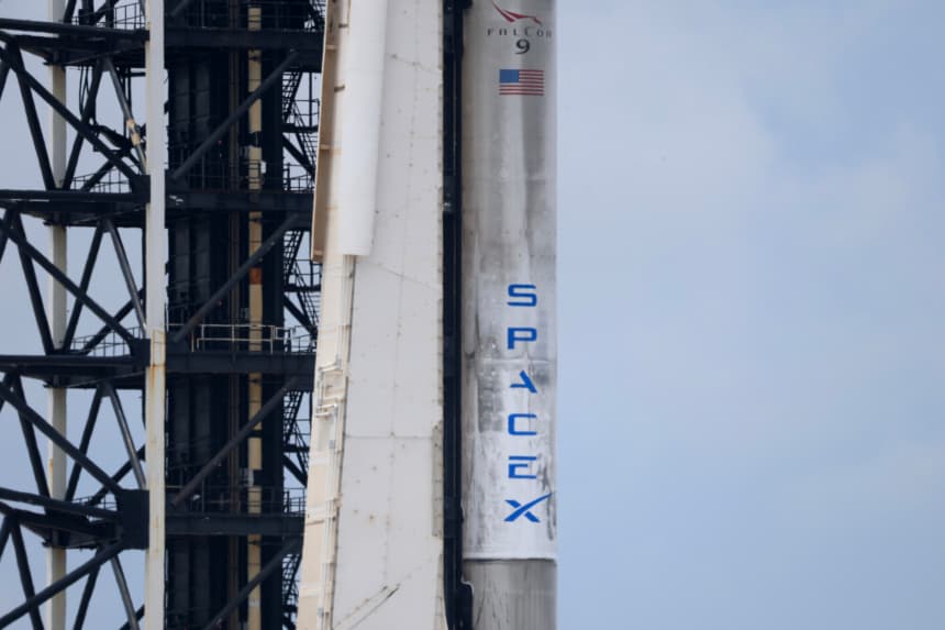 Un cohete Falcon 9 de SpaceX, acoplado a una nave espacial Dragon, se encuentra en la plataforma de lanzamiento del Complejo 39A del Centro Espacial Kennedy de la NASA antes del lanzamiento de la misión Axiom de Axiom Space, el 11 de junio de 2025, en Cabo Cañaveral, Florida. (Joe Raedle/Getty Images)