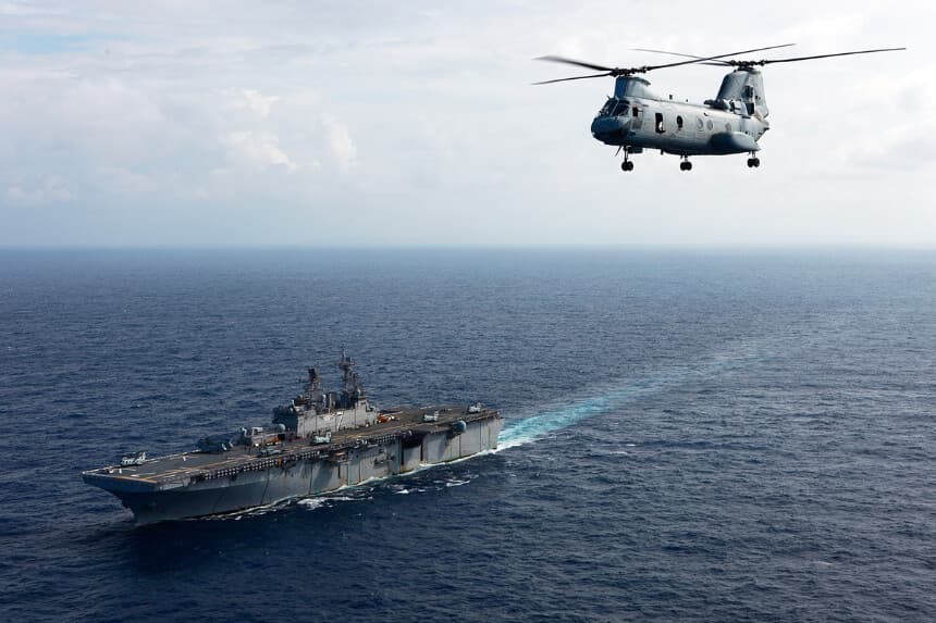 Un helicóptero Sea Knight asignado al Escuadrón de Helicópteros Medianos de la Marina despega del buque de asalto anfibio multipropósito USS Iwo Jima el 6 de noviembre de 2010 en el mar Caribe. (Foto del sargento Samuel R. Beyers, del Cuerpo de Marines de los Estados Unidos, vía Getty Images)