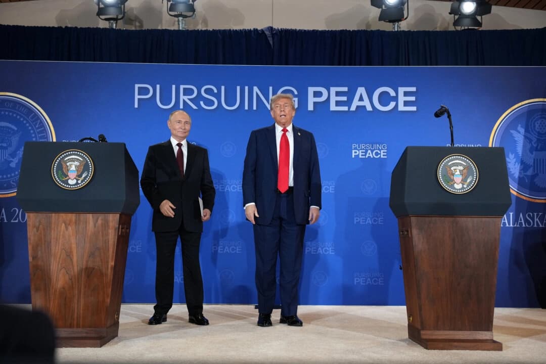 El presidente Donald Trump (der.) y el presidente ruso Vladimir Putin se marchan tras una rueda de prensa en la Base Conjunta Elmendorf-Richardson en Anchorage, Alaska, el 15 de agosto de 2025. (Andrew Harnik/Getty Images)
