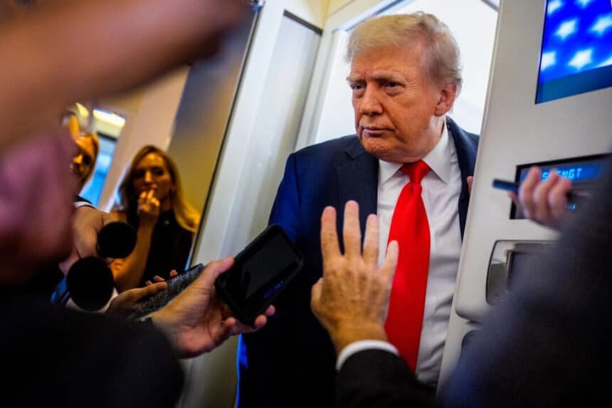 El presidente Donald Trump responde a una pregunta de un periodista a bordo del Air Force One el 15 de agosto de 2025. Andrew Harnik/Getty Images