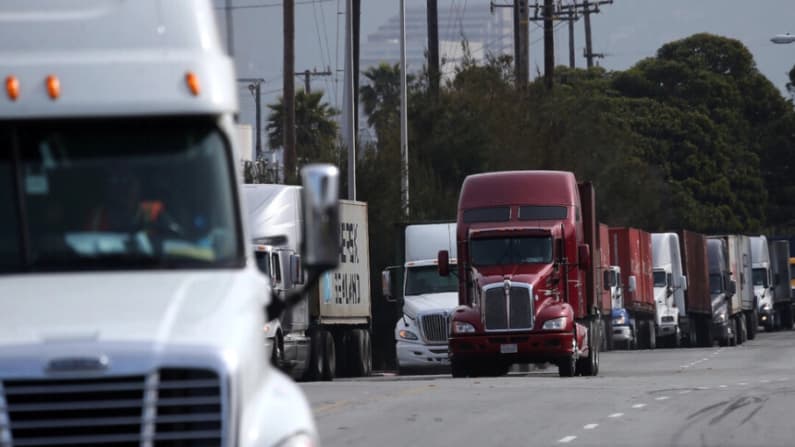 Corte de EE. UU. suspende norma que restringía licencias de camión a inmigrantes