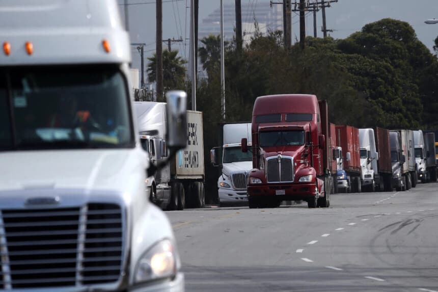 Camiones hacen fila para realizar entregas en el puerto de Oakland, California, el 18 de febrero de 2014. Justin Sullivan/Getty Images
