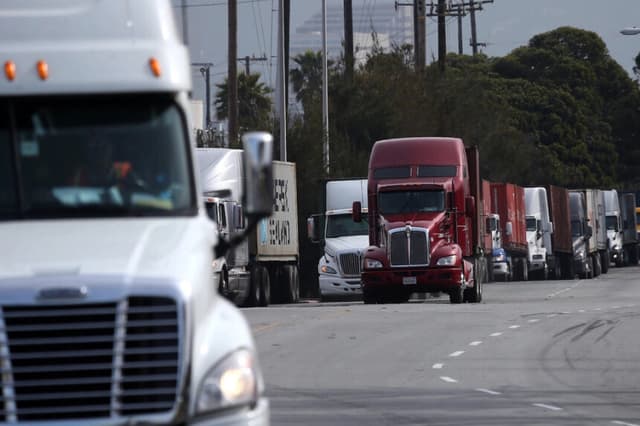 Camiones hacen fila para realizar entregas en el puerto de Oakland, California, el 18 de febrero de 2014. Justin Sullivan/Getty Images