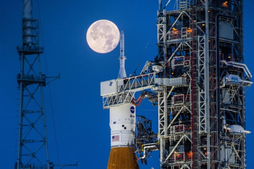 Se ve la luna llena detrás del sistema de lanzamiento espacial Artemis I y la nave espacial Orion, sobre la plataforma móvil de lanzamiento del Complejo de Lanzamiento 39B del Centro Espacial Kennedy de la NASA en Florida, el 14 de junio de 2022. Cory Huston/NASA vía AP
