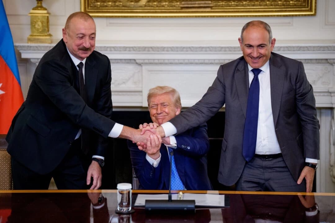El presidente de los Estados Unidos, Donald Trump, se da la mano con el presidente de Azerbaiyán, Ilham Aliyev (izquierda), y el primer ministro de Armenia, Nikol Pashinyan, durante una ceremonia de firma en la Casa Blanca, en Washington, el 8 de agosto de 2025. (Andrew Harnik/Getty Images)