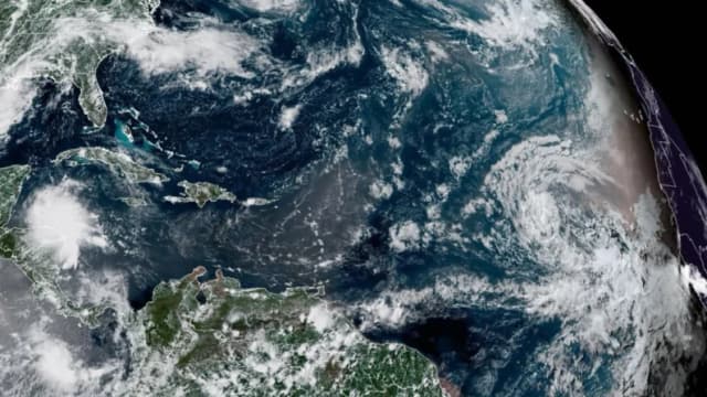 La tormenta tropical Erin (R) se forma en el océano Atlántico mientras se dirige hacia el mar Caribe el 12 de agosto de 2025. (NOAA/NESDIS/STAR - GOES - 19)