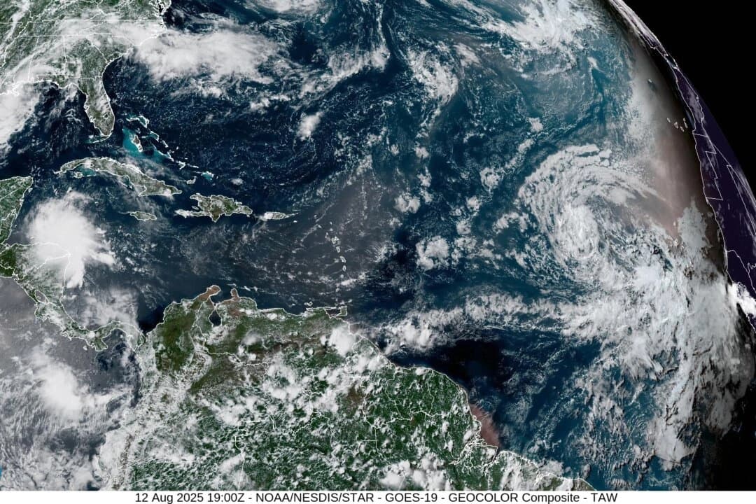 La tormenta tropical Erin (R) se forma en el océano Atlántico mientras se dirige hacia el mar Caribe el 12 de agosto de 2025. (NOAA/NESDIS/STAR - GOES - 19)