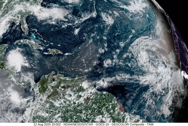 Erin se convierte en "catástrofico" huracán categoría 5 en el Atlántico
