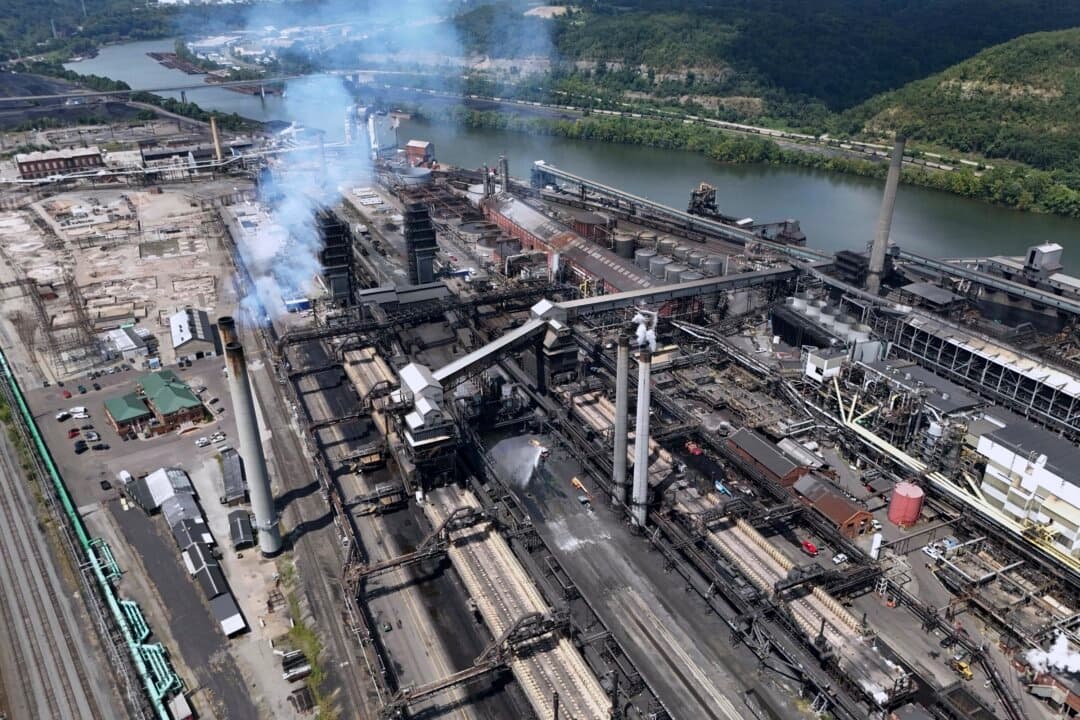 Una parte de la planta Clairton Coke Works, propiedad de U.S. Steel, en Clairton, Pensilvania, el 11 de agosto de 2025. (Gene J. Puskar/AP Photo)
