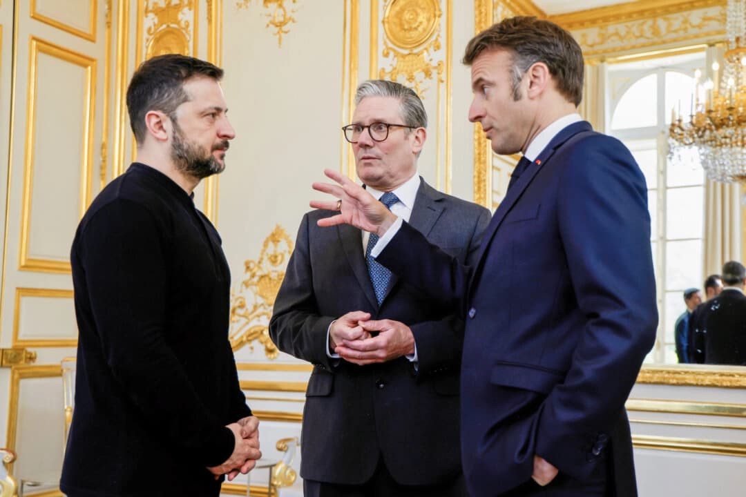 El presidente ucraniano Volodímir Zelenski (izquierda), el presidente francés Emmanuel Macron (derecha) y el primer ministro británico Keir Starmer (centro) hablan durante una reunión en el Palacio del Elíseo, en París, el 27 de marzo de 2025. (Ludovic Marin, Pool vía AP)