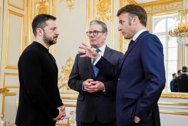 El presidente ucraniano Volodímir Zelenski (izquierda), el presidente francés Emmanuel Macron (derecha) y el primer ministro británico Keir Starmer (centro) hablan durante una reunión en el Palacio del Elíseo, en París, el 27 de marzo de 2025. (Ludovic Marin, Pool vía AP)