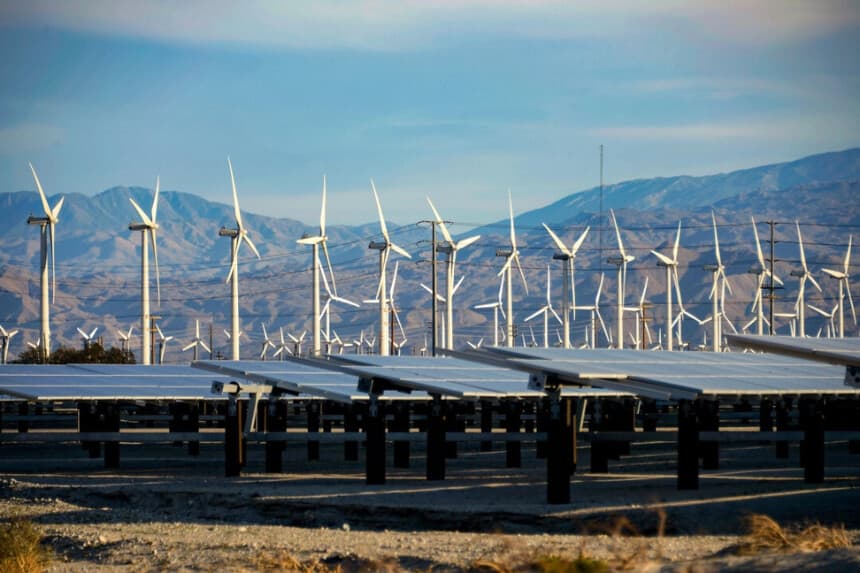 Enormes turbinas eólicas impulsadas por fuertes vientos frente a paneles solares en Palm Springs, California, el 27 de marzo de 2013. Kevork Djansezian/Getty Images