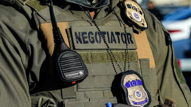 ICE detiene a un ciudadano mexicano tras chocar contra vehículos gubernamentales y herir a un agente