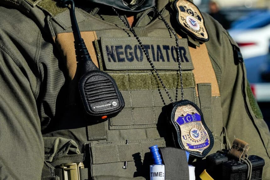 Agentes del Servicio de Inmigración y Control de Aduanas (ICE) junto a la puerta de un centro de detención en Newark, Nueva Jersey, el 7 de mayo de 2025. Timothy A. Clary/AFP/Getty Images