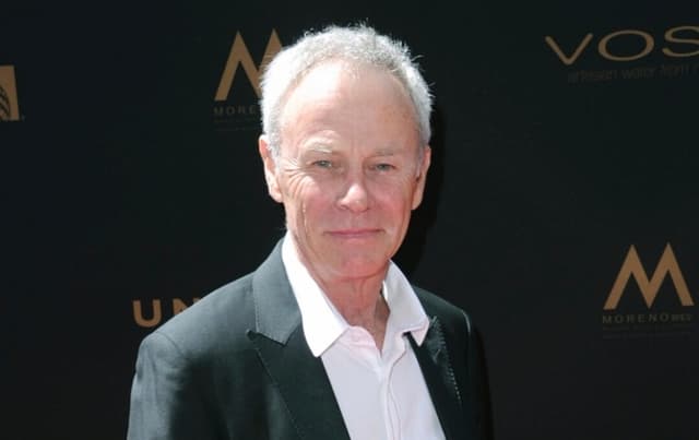 Tristan Rogers llega a la 43.° edición anual de los Premios Emmy Diurnos en el Hotel Westin Bonaventure de Los Ángeles, el 1 de mayo de 2016. (Richard Shotwell/Invision/AP)