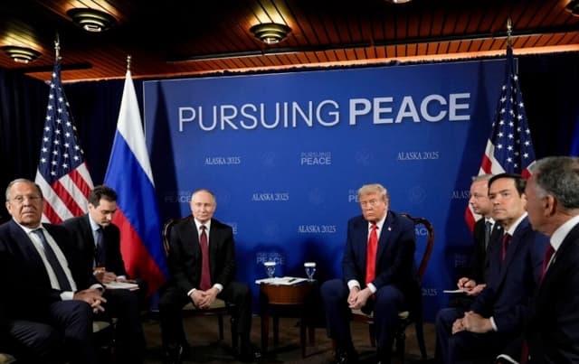 El presidente Donald Trump se reúne con el presidente ruso Vladimir Putin el viernes 15 de agosto de 2025 en la Base Conjunta Elmendorf-Richardson, Alaska. A la izquierda, el ministro de Asuntos Exteriores ruso, Serguéi Lavrov, y el segundo desde la derecha, el secretario de Estado, Marco Rubio. (Foto AP/Julia Demaree Nikhinson)