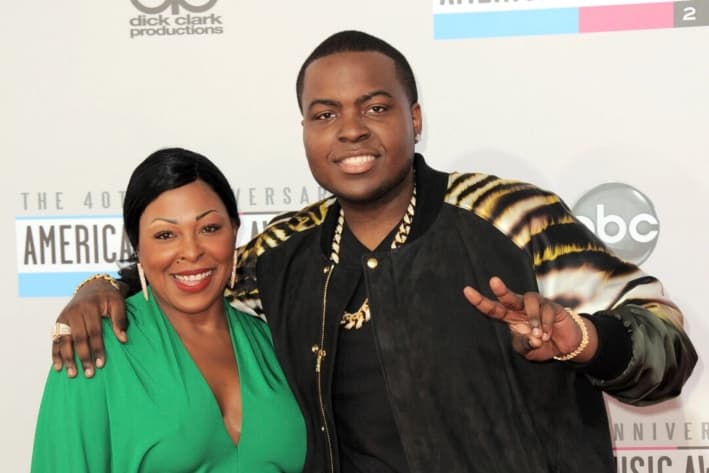 Sean Kingston, a la derecha, y su madre, Janice Turner, llegan a la 40.° edición de los American Music Awards, en Los Ángeles, el 18 de noviembre de 2012. (Jordan Strauss/Invision/AP, Archivo)