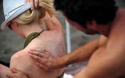 FDA desaconseja uso de protectores solares en espuma y señala a 5 fabricantes