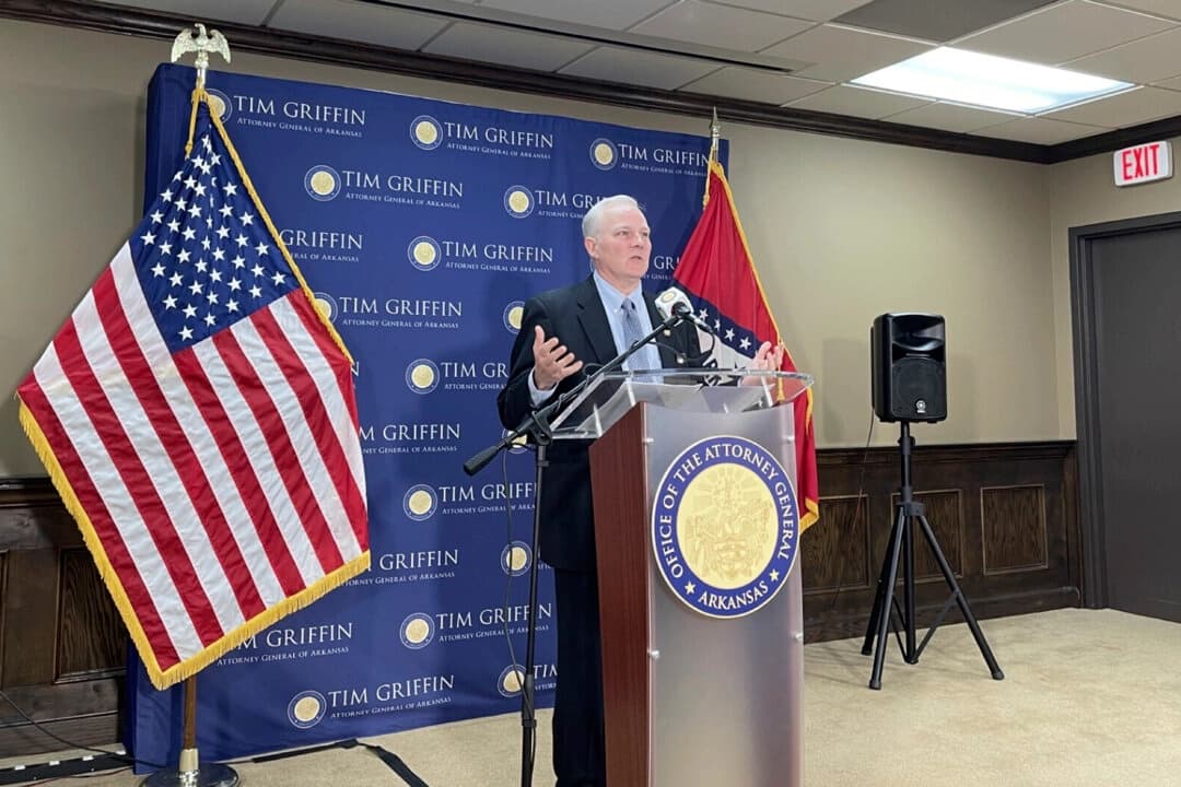 El fiscal general de Arkansas, Tim Griffin, habla en una rueda de prensa en el centro de Little Rock, Arkansas, el lunes 30 de septiembre de 2024. (Andrew DeMillo/AP Photo)
