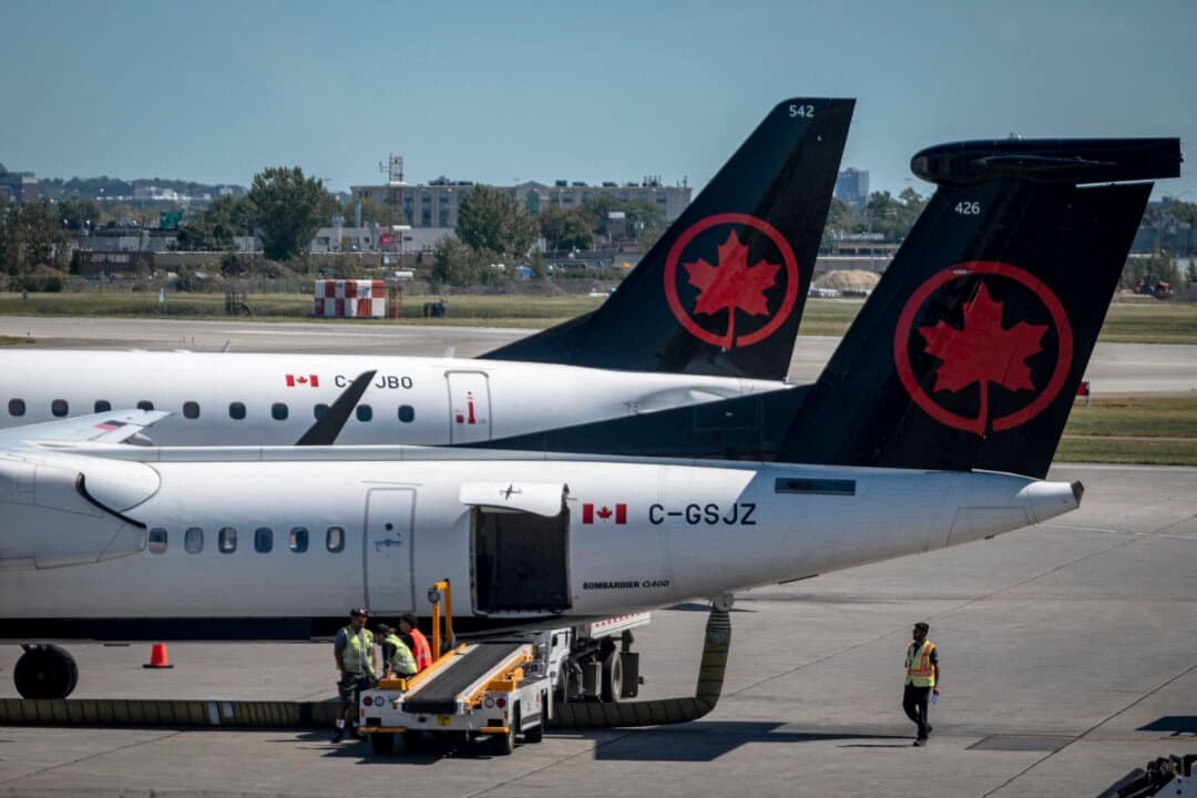 Dos aviones de Air Canada en la pista del Aeropuerto Pierre-Elliott Trudeau de Montreal, el 15 de agosto de 2025. (Andrej Ivanov/AFP vía Getty Images)