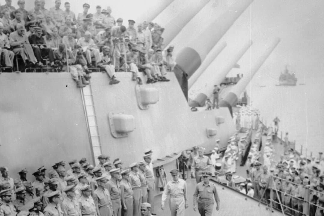 Miembros del ejército y la marina estadounidenses a bordo del USS Missouri para las ceremonias de rendición que marcaron el fin de la guerra con Japón, el 2 de septiembre de 1945. (Three Lions/Getty Images)