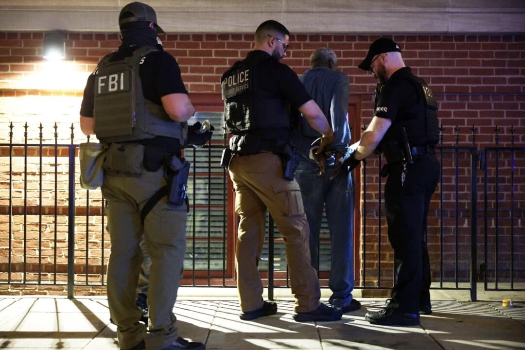 Agentes federales detienen a un hombre frente a la iglesia presbiteriana de New York Avenue, en Washington, el 14 de agosto de 2025. (Alex Wong/Getty Images)
