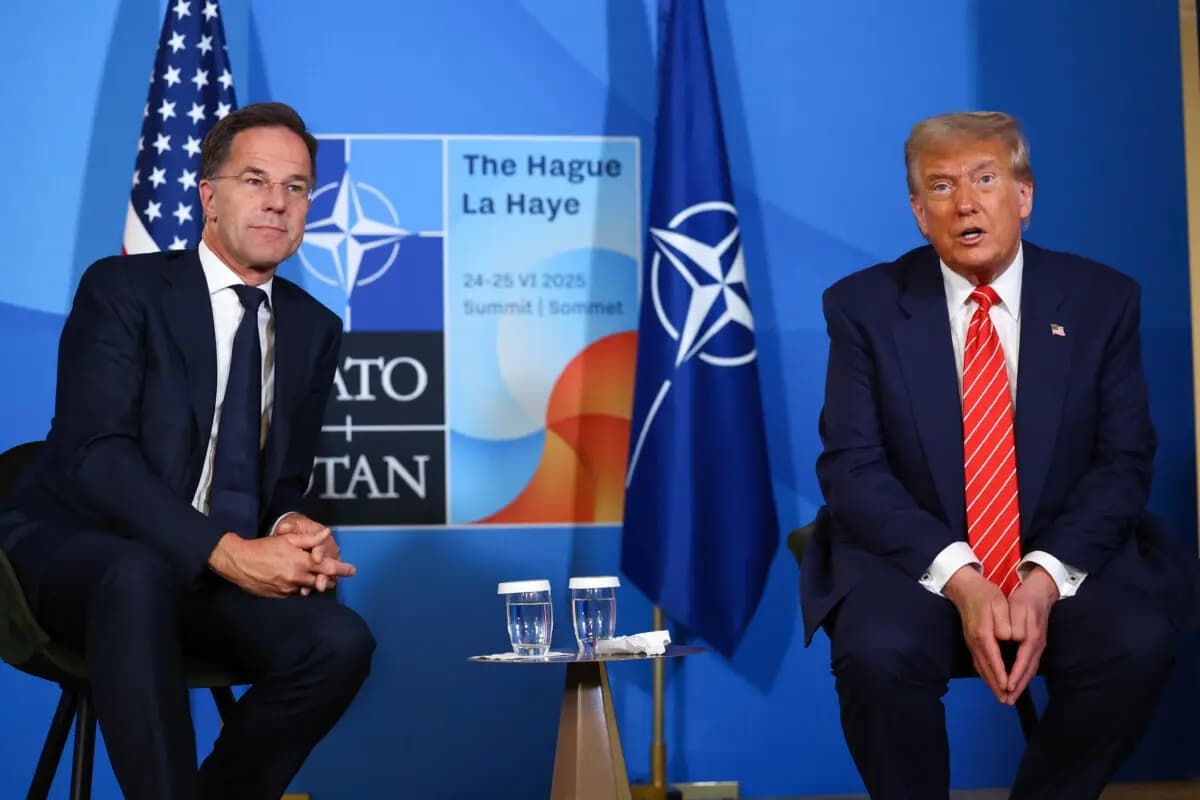 El secretario general de la OTAN, Mark Rutte (izquierda), se reúne con el presidente de Estados Unidos, Donald Trump, durante la cumbre de jefes de Estado y de Gobierno de la Organización del Tratado del Atlántico Norte (OTAN) en La Haya, el 25 de junio de 2025. (Piroschka Van De Wouw/Pool/AFP a través de Getty Images)
