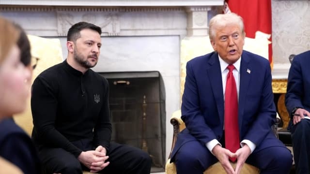 El presidente Donald Trump saluda al presidente ucraniano Volodímir Zelenski (izquierda) en la Oficina Oval de la Casa Blanca el 28 de febrero de 2025. (Andrew Harnik/Getty Images)
