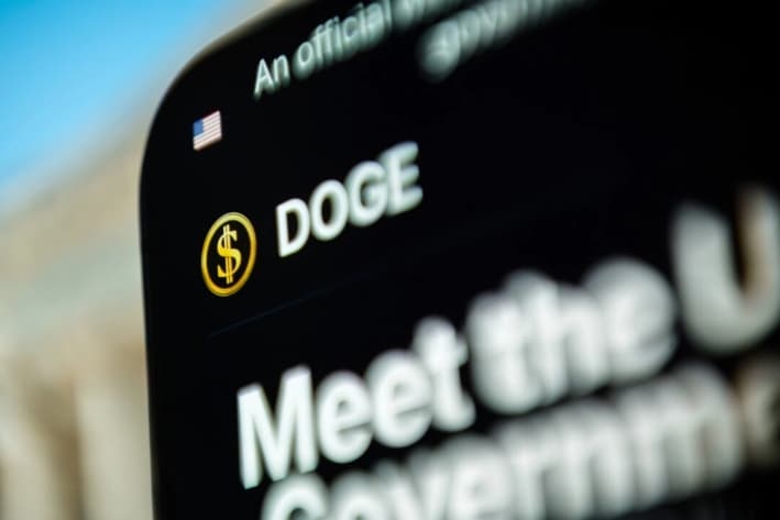 El sitio web del Departamento de Eficiencia Gubernamental (DOGE) se muestra en un teléfono, en esta ilustración fotográfica. (Oleksii Pydsosonnii/The Epoch Times)