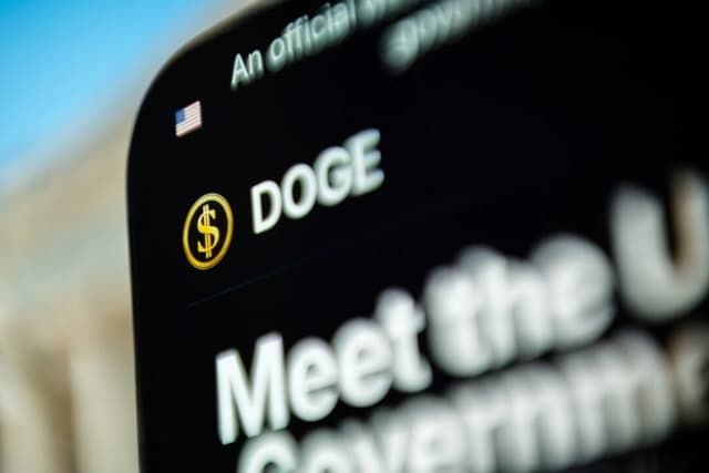 El sitio web del Departamento de Eficiencia Gubernamental (DOGE) se muestra en un teléfono, en esta ilustración fotográfica. (Oleksii Pydsosonnii/The Epoch Times)