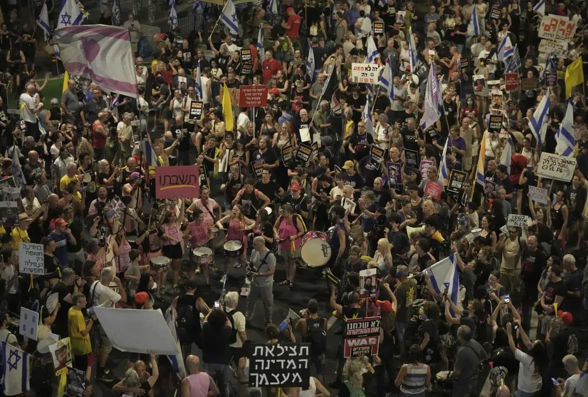 Personas participan en una protesta para exigir el fin de la guerra, la liberación inmediata de los rehenes retenidos por Hamás en la Franja de Gaza y contra el gobierno del primer ministro Benjamin Netanyahu en Tel Aviv, Israel, el 16 de agosto de 2025. (Mahmoud Illean/AP)
