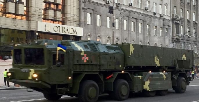 Un prototipo del sistema de misiles balísticos móviles de corto alcance Hrim-2/Sapsan durante los ensayos para un desfile del Día de la Independencia en Kiev, Ucrania, en 2018. (Sergienkod)