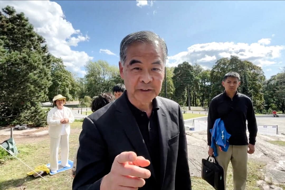 Leung Chun-ying, exjefe ejecutivo de Hong Kong, amenaza a practicantes de Falun Gong en el parque Sibelius, en Helsinki, el 13 de agosto. (Cortesía de los practicantes de Falun Gong de Helsinki)