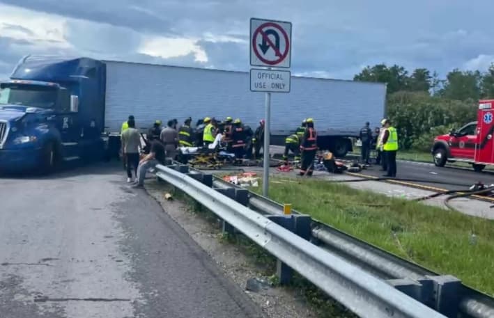 Escena de un accidente entre un camión semirremolque y una minivan en la autopista de peaje de Florida, en el condado de St. Lucie, el 12 de agosto de 2025. Los tres ocupantes de la minivan fallecieron. (Oficina del Sheriff del Condado de St. Lucie)

