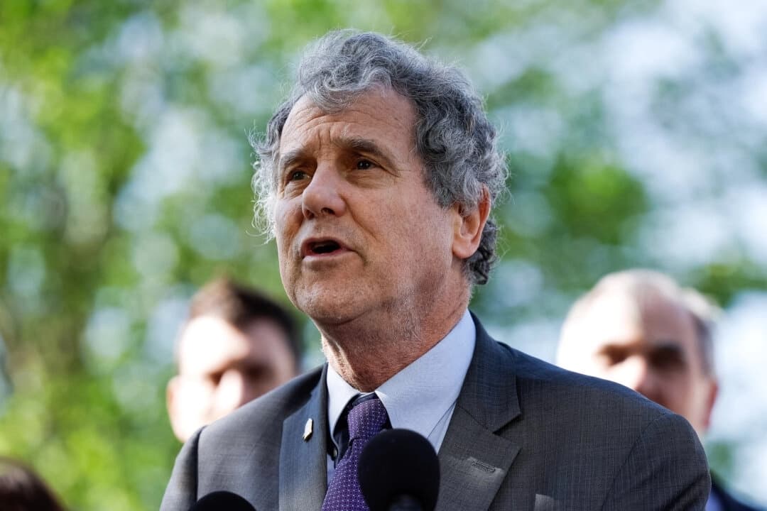 El senador Sherrod Brown (D-Ohio) habla en una rueda de prensa sobre la presentación de la Ley ETHICS del Senado frente al Capitolio de Estados Unidos en Washington, el 18 de abril de 2023. (Anna Moneymaker/Getty Images)
