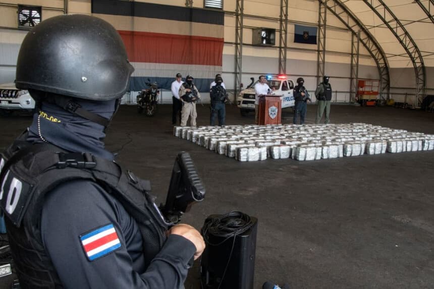 El ministro de Seguridad Pública de Costa Rica, Mario Zamora, habla durante una rueda de prensa en la que anuncia la incautación de dos toneladas de cocaína en San José el 22 de octubre de 2023.(EZEQUIEL BECERRA/AFP a través de Getty Images)