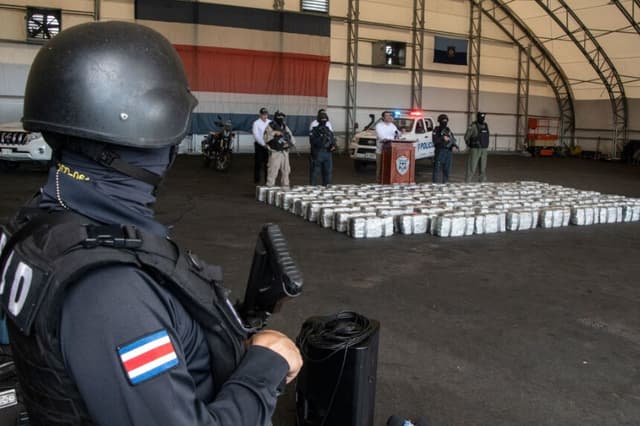 El ministro de Seguridad Pública de Costa Rica, Mario Zamora, habla durante una rueda de prensa en la que anuncia la incautación de dos toneladas de cocaína en San José el 22 de octubre de 2023.(EZEQUIEL BECERRA/AFP a través de Getty Images)